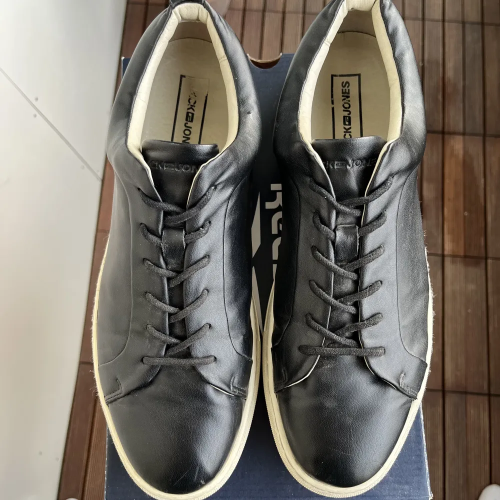 Minimalistiska skor av syntetiskt läder i begagnat skick, den är lite sliten runt tån men annat än det, ingen tydligt slitage (se bild 3) kontakta gärna för fler bilder! 😁 Nypris 500kr. Skor.