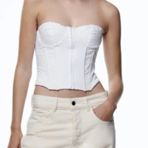 Vit broderad korsett - Har ej kommit till användning. Slutsåld