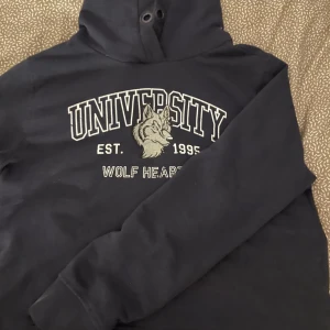 Hoodie - Säljer min super snygga hoodie då den inte kommit till nån användning färgen på den är mörkblå och den är oversized. (köparen står för frakt och tryck INTE på köp nu)💕