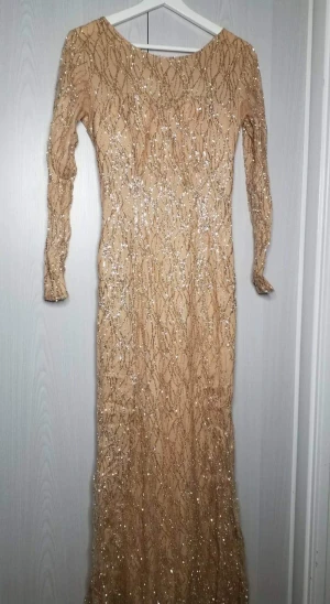 Klänning till kanske bröllop  - Köpte den här snygga klänningen för 1500kr har använt 1 gång på bröllop den är super fint.