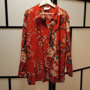 Zizzi blus - Blus från Zizzi i strl L. Nyskick. Endast använd en gång.