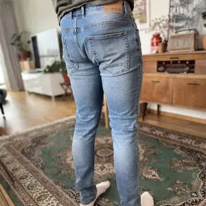 Jeans från SMOG  Modellen på bilden är 190cm!  Storlek : W34/L34 Pris : 100,- 