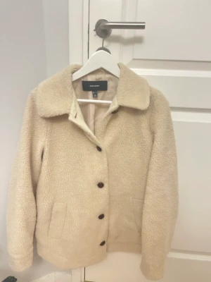 Kappa  - Super fin lurvig kappa från Vero Moda. Ny pris:ungefär 700kr men den har ett hål inuti ena fickan ,dock ser man inte den utanpå !  