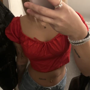Röd topp - Röd topp ifrån zara säljs pga för liten aldrig använd. 