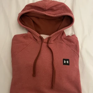 Under Armour Hoodie - Under Armour Hoodie Vardaglig hoodie / träning Skick 9/10, som ny Färg: Röd   Köpare står för frakt!