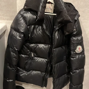 Vintage moncler jacka  - Har en reva vid armen (går att fixa med lite textil lim). Sen är knapparna på luvan limmade till jackan då 2 knappar gått sönder och inte kunde fästas i jackan. Men ena knappen som är dit limmad har ramlat av se bild. PM för fler bilder ❤️