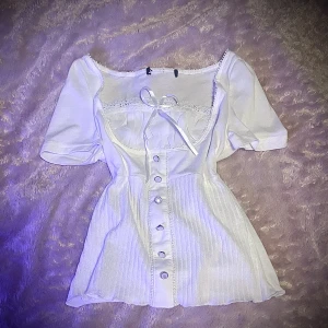 Coquette top - Hej! Säljer min coquette liknande topp! Frakten ligger på 45kr och tar endast swish! 💕