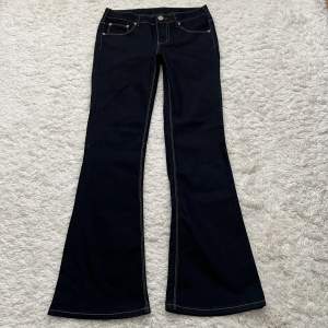 Lowrise och bootcut jeans, I perfekt skick 🤍Midjan är 84cm och innebens är 86cm 💕