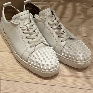 Christian Louboutin  - Säljer dessa vita Loubs, skriv till mig för bilder , cond 7/10 ( nypris ca 6000kr) box, snören och spikar   ingår (söker även byte emot tex  valentino, loubs, saint Laurent m.m)  Har äkthets bevis från Vestiaire ,1 spik borta