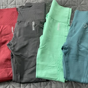 Gymshark  - Gymshark byxor i super skick. Använda enstaka gång.  Kan köra på paketpris för alla.  Köparen står för frakten 