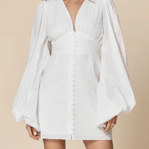 Adoore klänning  - Säljer min älskade fina adoore klänning som jag endast fick användning för två gånger❤️ den absolut perfekta klänningen till student och midsommar🥰