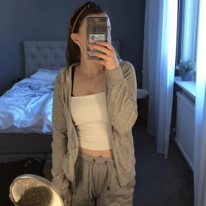 Grå zip up hoodie  - Denna fina gråa zip up hoodie kommer inte till användning, tajtare modell!