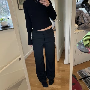 kostymbyxor - jättesnygga svarta kostymbyxor från & other stories, i ullbladning. Använda fåtalet gånger, mycket fint skick och inga defekter. 🖤🖤🖤jag är förövrigt 170cm lång