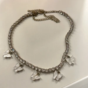 Shein halsband - Säljer detta halsband från shein då det inte kommer till användning. Den är lite ”rostig” på baksidan men inget som syns när man har på sig det 💗
