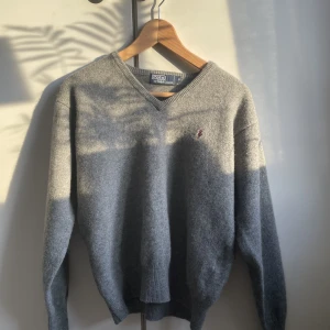 Polo Ralph Lauren  - En grå tröja från Ralph Lauren i 100% ull och i jättefint skick! 