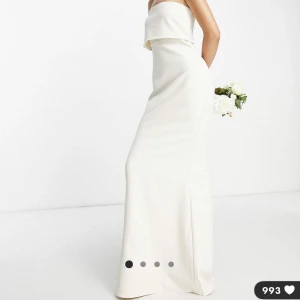 balklänning - Jätte fin balklänning från asos som aldrig är använd! säljer då jag råka missa att returnera den, strl 40💖 köpt för 1400 säljer för 950