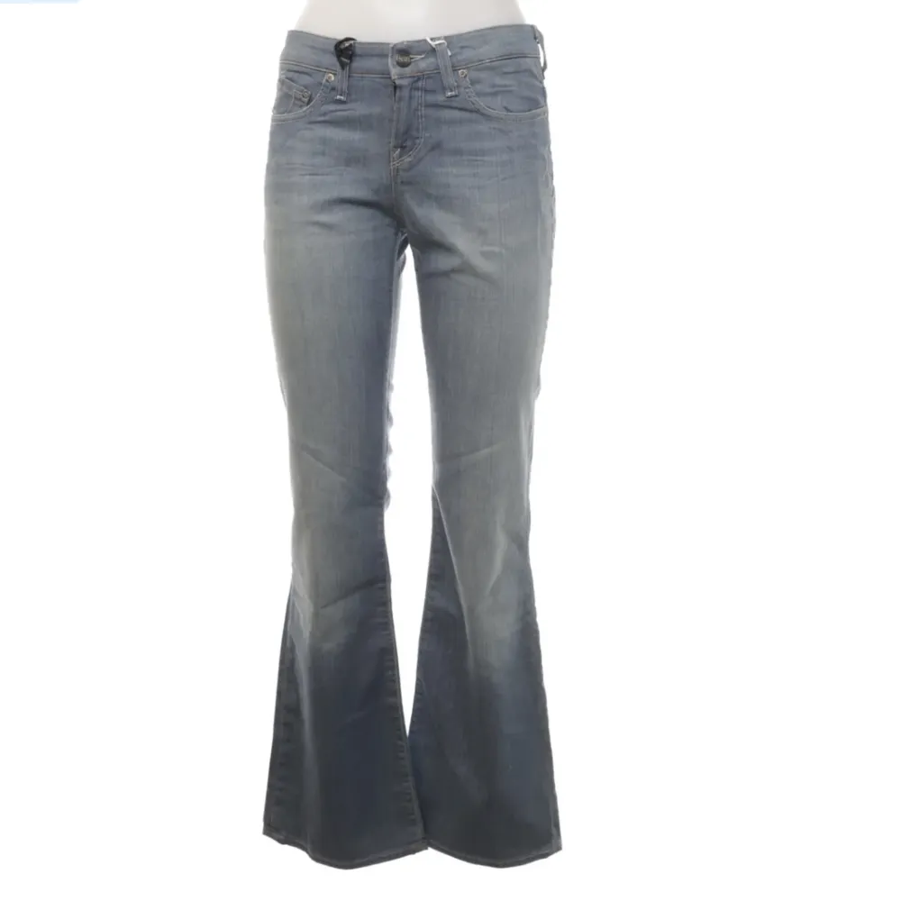 Säljer dessa lee jeans jag köpt på sellpy 🦋 Midja - 76cm . Jeans & Byxor.