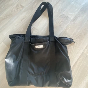 Väska - Säljer min day väska! Den är väl använd men bra skick!❤️köpte för runt 350 men tänker sälja för 150kr!