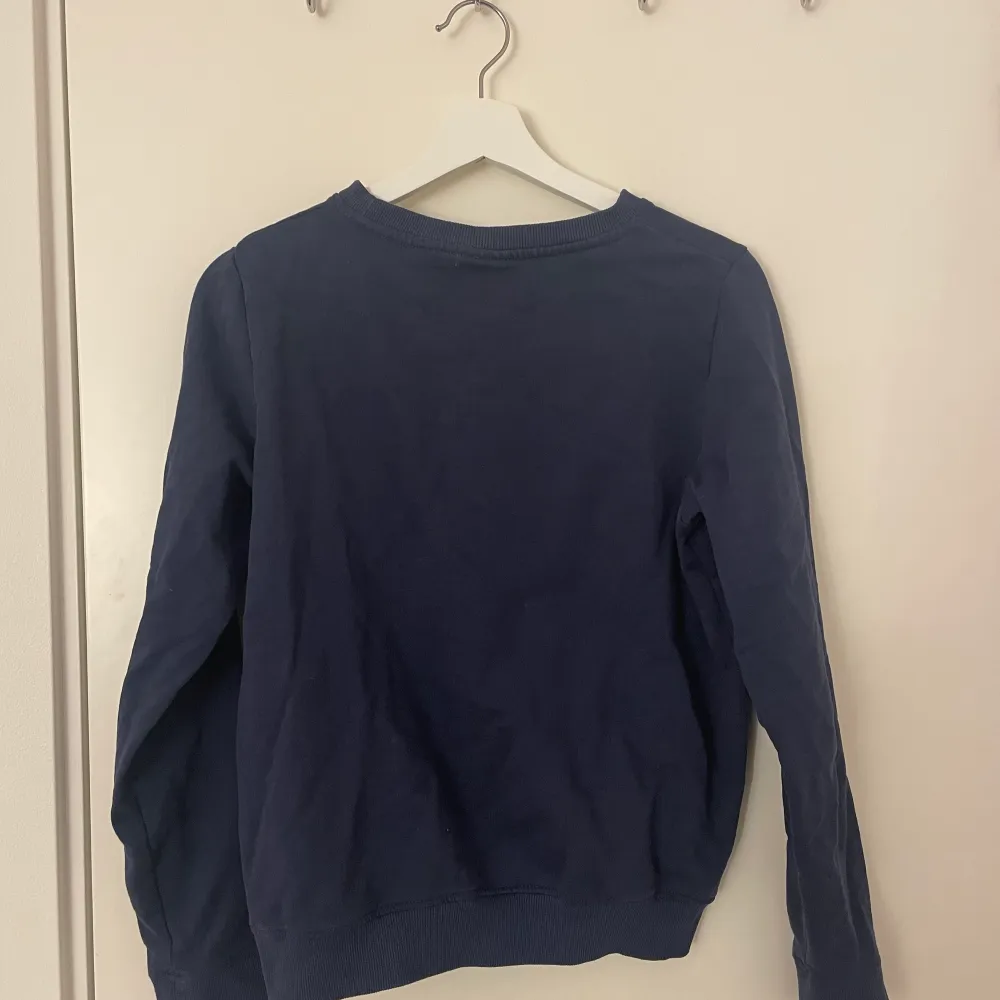 Säljer denna mörkblå leisurewear tröjan i storlek s. Köpt för några år sedan men använd fåtal gånger och är i bra skick med mjuk insida.  Skriv till mig vid intresse eller frågor!. Tröjor & Koftor.