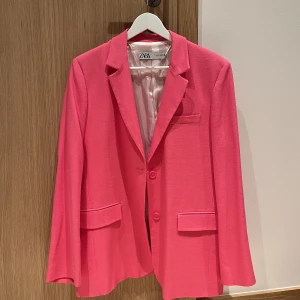 Rosa kavaj Zara - Oversized kavaj från zara. Strl L men skulle säga att den passar strl S-L beroende på hos oversized man vill ha den. Använd ca2-3 gånger.