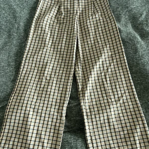 Byxor  - Vida byxor, färgen försvinner i bilden men dem är beige/orangea. Stl 38, dem är längre i benen sitter perfekt på mig som är 165cm 