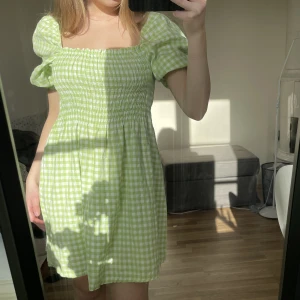 Sommarklänning - Säljer min fina klänning från ØST då jag ej fått så mycket användning av den. Den är one size och passar därför de flesta, dessutom är den väldigt stretchig! För referens är jag S/M. Endast använd 2 gånger! Köpt för 600 kronor i Köpenhamn. 💐☀️