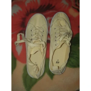 Helt nya skor - ANVÄND INTE KÖP NU ❣️ Frakt: 66kr  Perfekt till våren / sommaren! Säljer då dem tyvärr är försmå för mig :( 