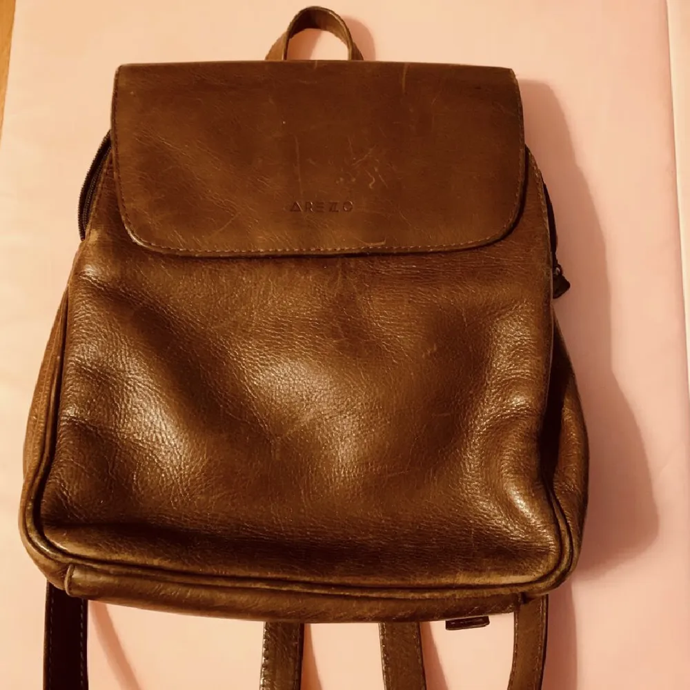 Vintage leather bag from a Brazilian brand called Arezzo.  So special to me but I sadly need to say goodbye. 💕. Väskor.