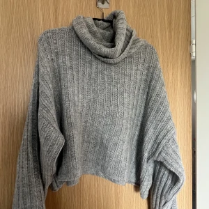 Stickad tröja  - Grå stickad tröja från Gina tricot💕. Bra skick, säljer då den inte kommer till användning. Storlek XS men skulle säga att den passar XS-M  beroende på hur man vill att den ska sitta💘. 