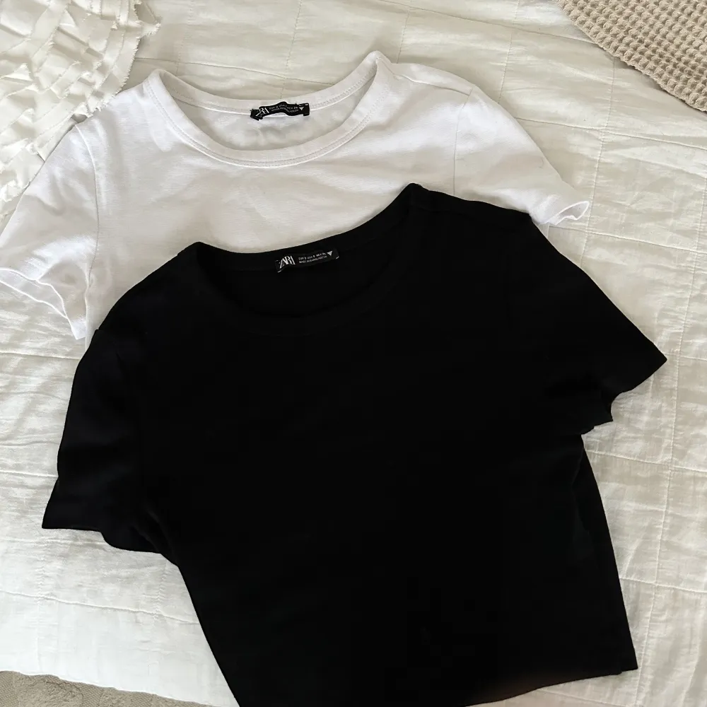 Perfekta basplaggen!!! Två t-shirts från zara som nästan inte är använda (svarta helt oanvändt)💗 Storlek S, nypris 100kr/st. T-shirts.