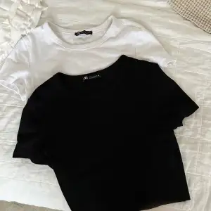 Perfekta basplaggen!!! Två t-shirts från zara som nästan inte är använda (svarta helt oanvändt)💗 Storlek S, nypris 100kr/st