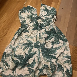 byxdress hm - Jätte fin och somrig byxdress från hm. Har används 2-3 gånger men ser som ny ut. 