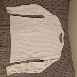 Vit Stickad Tröja  - Säljer min vita stickade tröja från Crocker i storlek S. Svarar på frågor i dms!