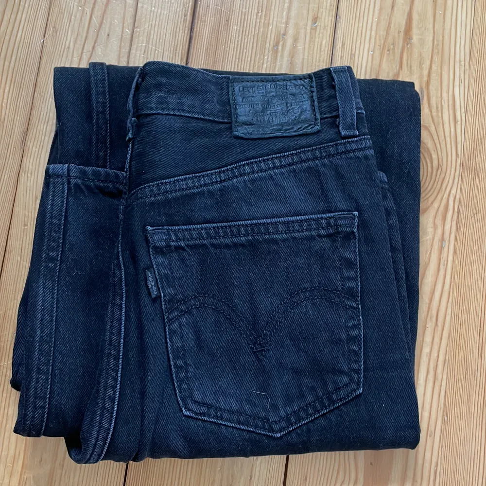 Ett par svarta levi’s high loose i stl 26 Bra skick i övrigt förutom lite lite slitet vid grenen. Går ner till golvet på mig som är 164 cm . Jeans & Byxor.