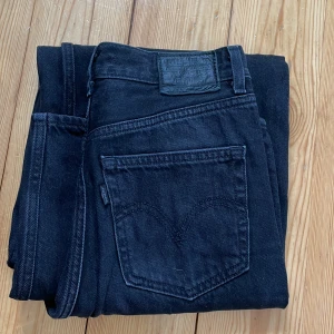 Levi’s high loose  - Ett par svarta levi’s high loose i stl 26 Bra skick i övrigt förutom lite lite slitet vid grenen. Går ner till golvet på mig som är 164 cm 