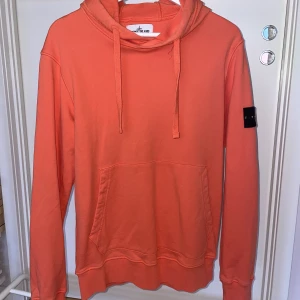 Stone Island Hoodie - Jättefin orange Stone Island hoodie i herrmodell storlek M. Jättefint skick, nypris 2500kr säljs för 600kr. Köpt på NK i Göteborg, kvitto finns!