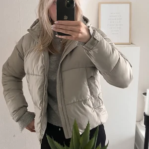 Jacka  - Jacka från missguided, endast använd en vinter, fint skick💌