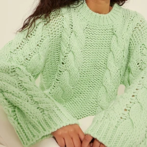 NA-KD STICKAD TRÖJA - Säljer denna fina stickade tröjan från NA-KD som endast kommit till användning en gång. 