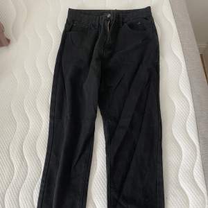 Säljer 2 par svarta jeans i modellen ”Mom jeans”. Ena paret är storlek S och andra M och de är båda bra i längden för mig som är 167. 75kr/st+frakt 