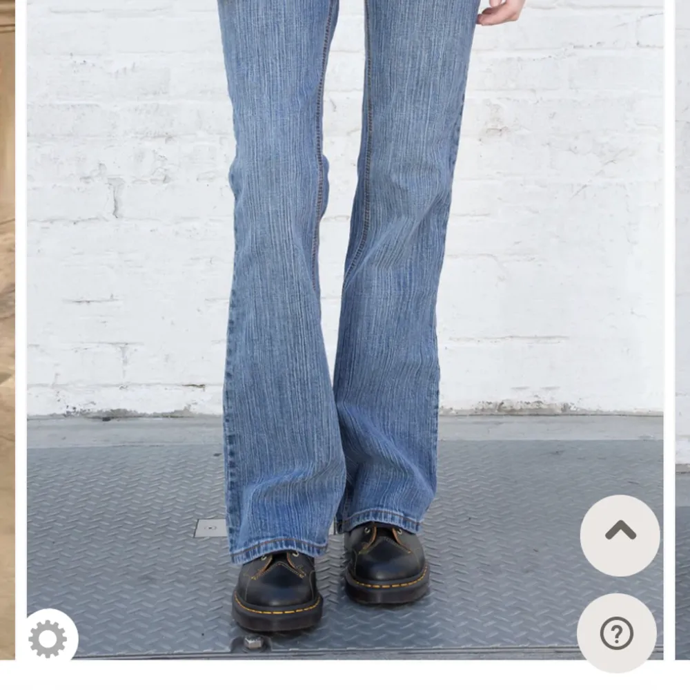 Skitsnygga jeans från Brandy Melville, endast använda ett fåtal gårnger. Har dock satt dit en extra knapp pågrund av att dom var lite små💗. Jeans & Byxor.