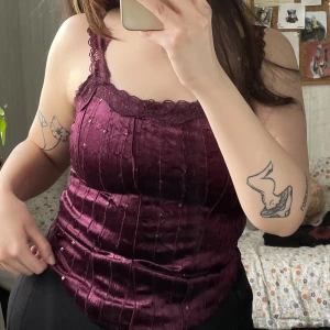 Velvet linne  - linne i velvet material, jag thrifta den, dock är den från Kappahl, det är fina paljetter på oxå!! vissa trådar hänger lite löst men annars är den jätte fin!!! använd 1-3 gånger bara 