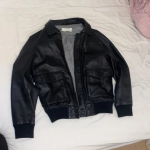 Skinnjacka - Säljer nu denna fantastiska skinnjacka från märket These Glory Days! Jackan är köpt på second hand. Har själv inte använt så mycket! Litet hål på insidan av jackan (se bild) men syns inte.Pm för frågor. Kan gå ner i pris vid (SNABB AFFÄR)