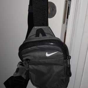 Nike väska  - Hej! Jag sljer min nike väska för jag har tappat intresse för den. Väskan är köpt i sommras och använd fåtal gånger. Den är köpt för runt 300!