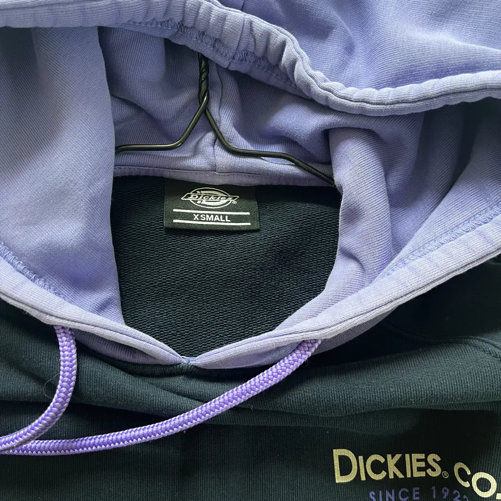 Jätte fin marinblå dickies hoodie med lila luva som knappt är använd då den är för liten för mig. Priset går att diskuteras🥰. Hoodies.