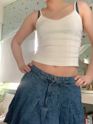 Y2k kjol - Tenniskjol i denim från HM divided ☁️ köpt ca 2021 och i nyskick! 