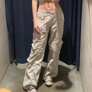 Cargo pants grå - Ljusgrå cargobyxor från urban outfitters. Har storlek S longer length och storlek M medium length. Orginalpris 750kr