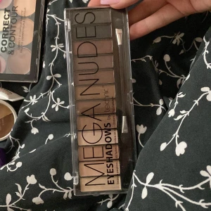 Ögonskuggs palett - En ögonskuggs palett. Har många olika nyanser av färger. Köparen står för frakten ❤️