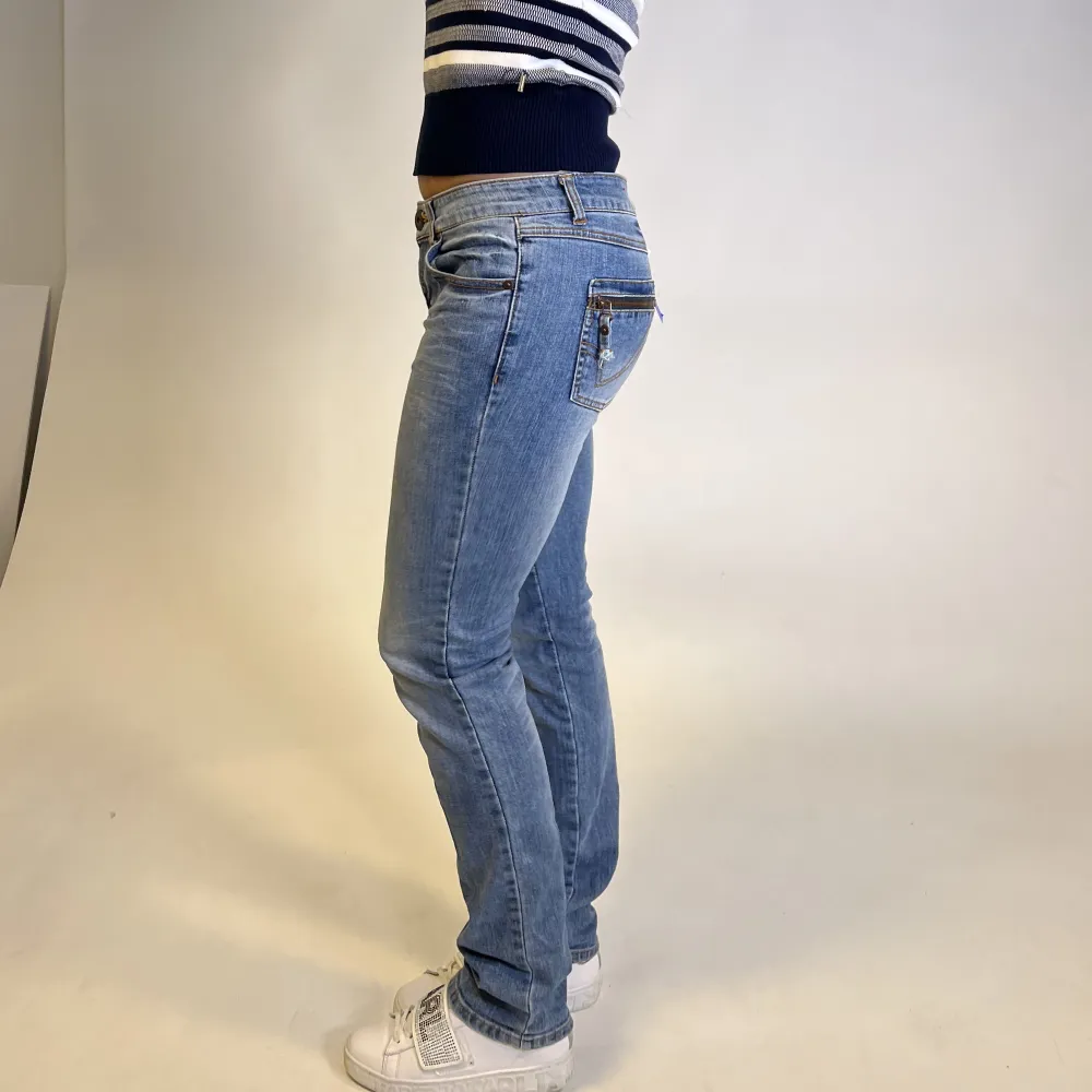 Snygga lågmidjade jeans i en fin blå tvätt med blixtlås vid bakfickorna!🫶🏼. Jeans & Byxor.