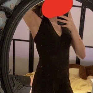 Byxdress  - Skön att ha nu till sommaren Men också lite festligare. Sitter jätteskönt på med knut i nacken. För frågor eller fler bilder är det bara att höra av sig MVH Moa❤️