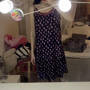 svart blommig klänning  - rosa spets och rosett vid kragen justerbara band, står storlek L men passar mig som brukar ha xs tror de egentligen e  sovplagg nattlinne typ